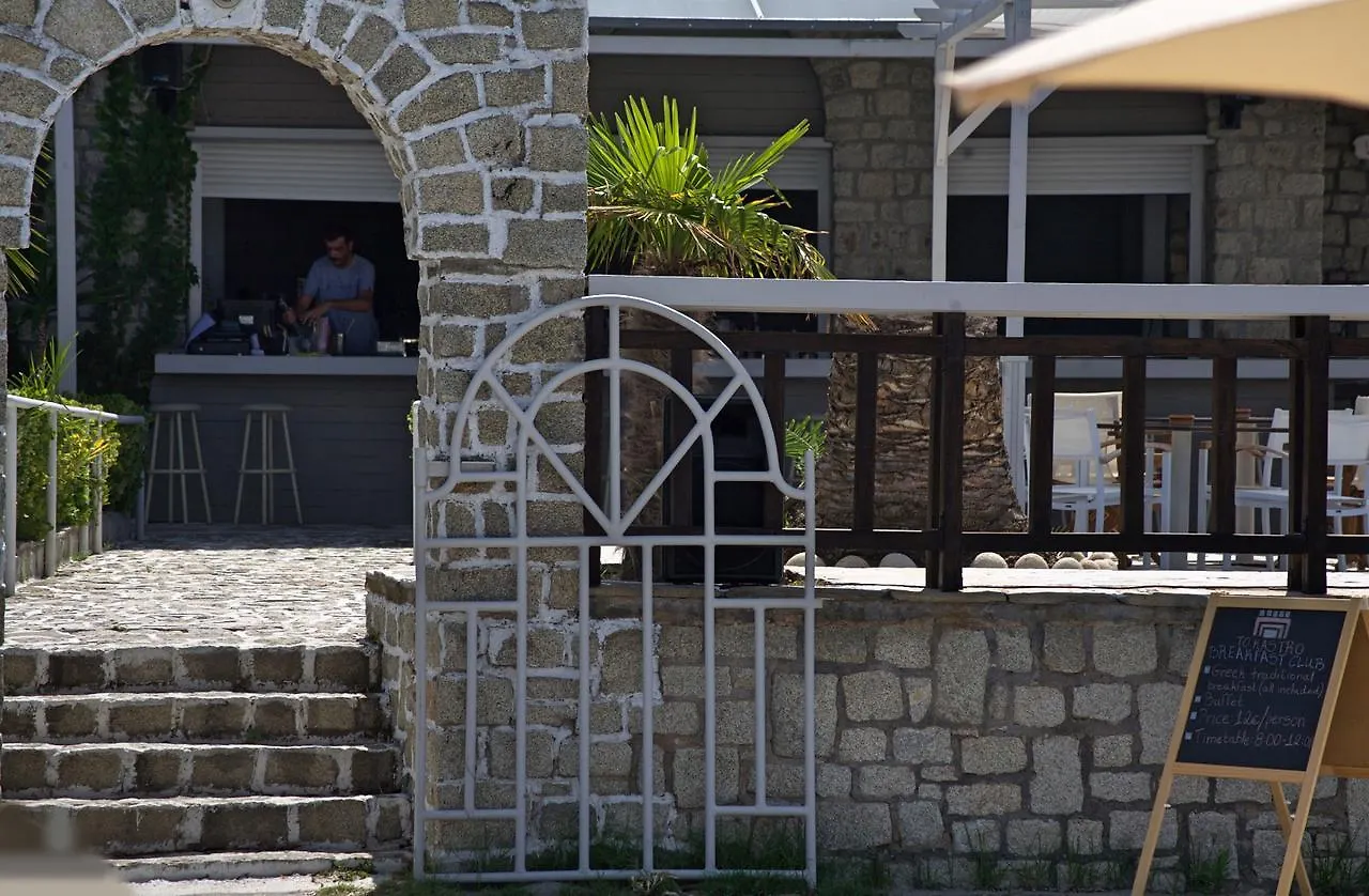 To Kastro Hotel Neos Marmaras 3*,